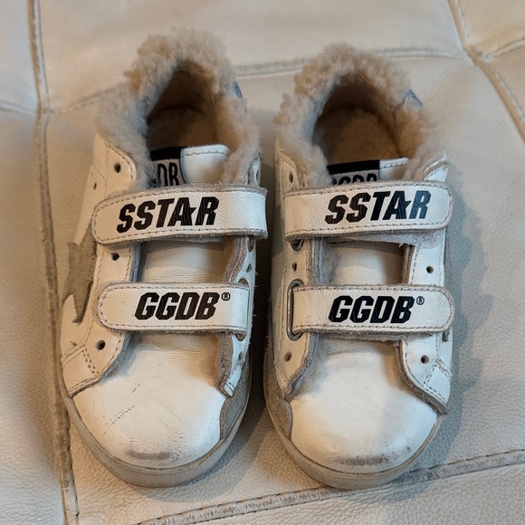 GOLDEN GOOSE Baby Old School sneakers in white/platinum   Kids White Leather Velcro Sneakers with Gray Star
